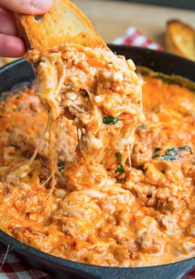 This was the photo of cheesy lasagna dip that was tweeted out. I want! (photo courtesy of @ItsFoodPorn).